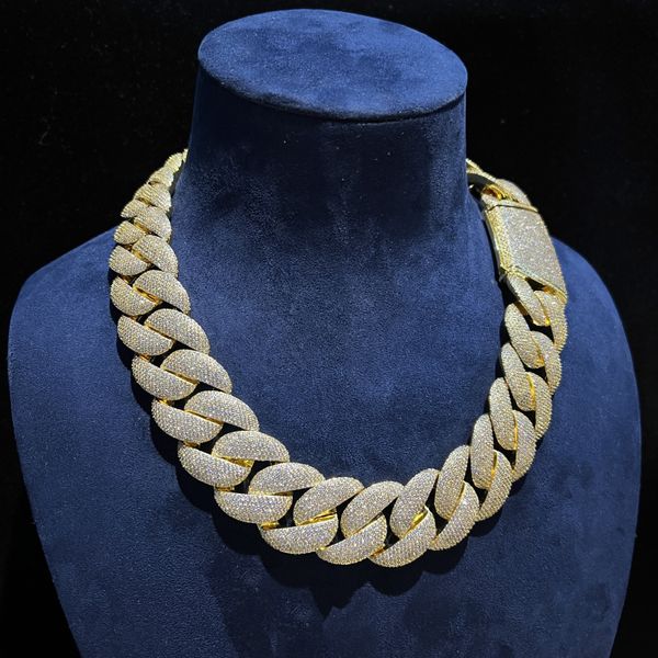L'esclusiva collana Mosamite personalizzata può essere personalizzata testando la catena cubana Miami con diamanti a 7 file da 26 mm, base in argento sterling 925 placcato in oro 18 carati