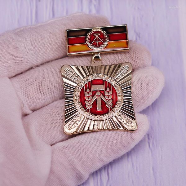 Брохи DDR Medaille Kollektiv der Sozialistischen Arbeit Pin Sozialistisch Arbeiten Lernen Leben German Socialist Workers Badge