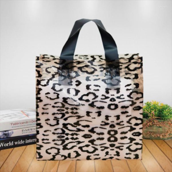 Geschenkverpackung 50 teile / los Leopard Kunststoffgriffe Tasche für Party Schuhkarton Verpackung Tragbare Taschen Transparente Einkaufsaufbewahrung