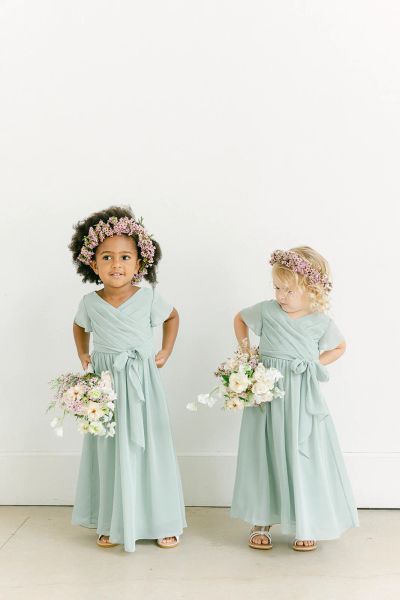 Abiti da ragazza di fiori verde menta Baby Blue Una linea per matrimonio con scollo a V in chiffon per ragazze Abiti da spettacolo per bambini Abiti da festa di compleanno formale su misura