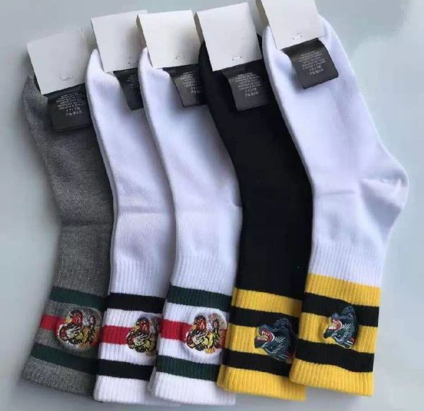 Designer de qualidade Meias de algodão masculino Bordado de lobo tigre bordado no meio do tubo de lazer de lazer esportes Hip Hop Black White Sock