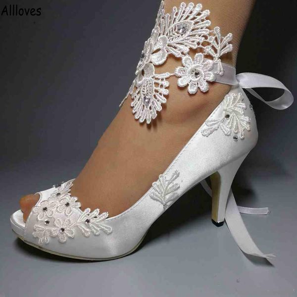 Sapatos de casamento de cetim brancos Apliques de renda de lantejoulas com tiras de tornozelo de mi￧angas de calcanhar de calcanhar alto Sapatos de noiva Plus Size Mulheres bombas AL2309