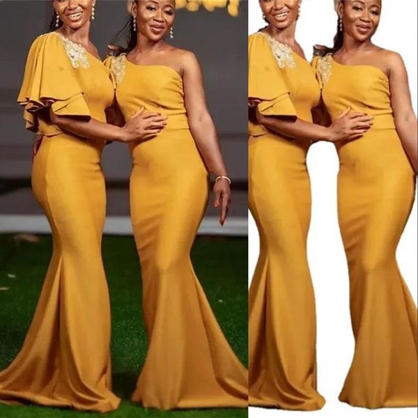 2023 Vestidos de dama de honra africanos Amarelo Primavera de cetim Um ombro Apliques Rufos Ruffles Countryside Garden Mermaid Vestidos de festa de casamento Plus Tamanho