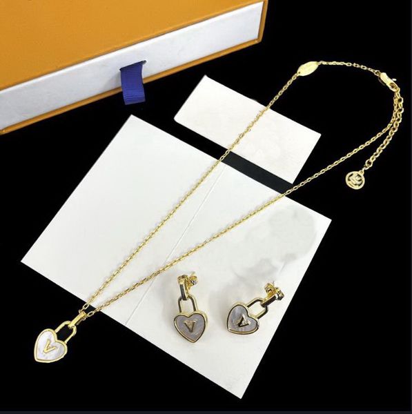 New projetado Men Silver Garufk Chain Charclace v Letter Sign Full Diamonds Brass Brass 18K Placting Gold Ladies Pingents Women Colares Jewelry Conjunto de j￳ias N75-92B
