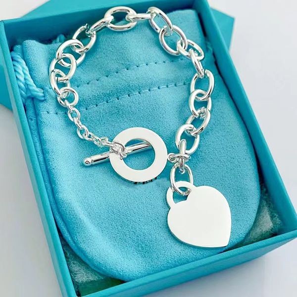 Bracciale rigido di alta qualità Braccialetti di gioielli di lusso womes Bracciale di marca cuore 16cm Ragazze classiche Regalo di moda di design Colore argento Acciaio al titanio AAA CON SCATOLA