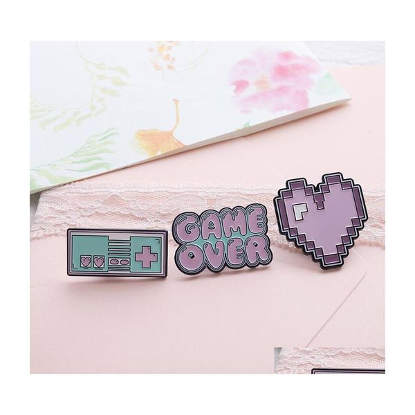 Pins Broschen Pins Rosa Pixel Herz Spiel Hine Über Emaille Mode Denim Jacken Rucksack Pin Button Brosche Für Frauen Männer schmuck Dr Dhi5P