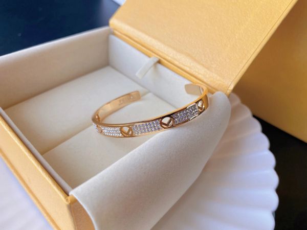braccialetto di design Braccialetti di lusso per donna, fascino con braccialetti di diamanti, gioielleria raffinata, temperamento elegante, regalo versatile, molto bello