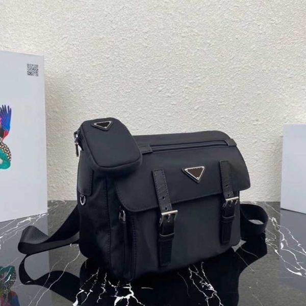 Große Umhängetasche aus Re-Nylon, Designer-Postman-Tasche mit Klappe, schmales, dreieckiges Metall-Logo mit Tasche und großem Schultergurt für Herren und Damen