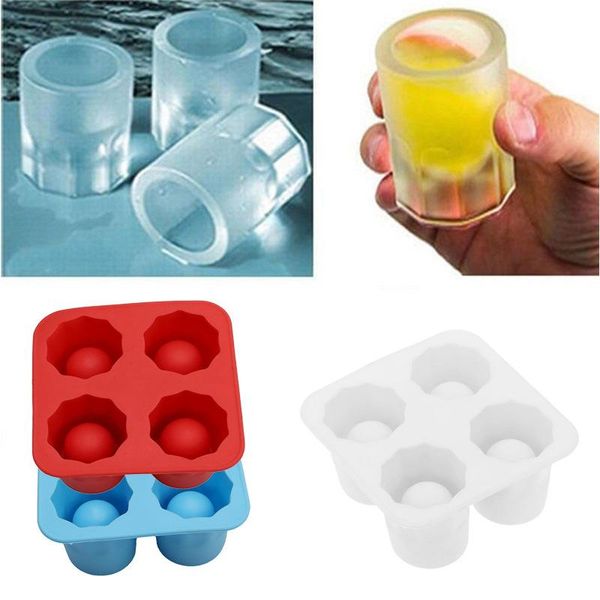 Ледяная чашка кубика формы делает выстрел в бокалах, новенькая плесень.