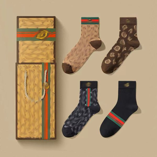 Designer für Männer und Frauen, neue Baumwollsocken, mit Buchstaben bedruckte Strümpfe, Hip-Hop-Marke, sportliche Socken, beliebter Trend, bequem, 4 Paar zusammen mit Box