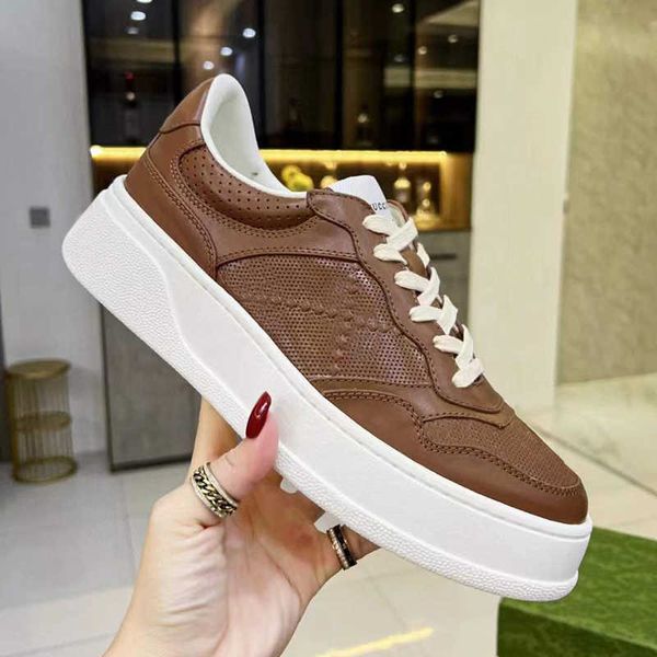 Designer Woman Shoe in pelle Lace Up Fashion Platform Fashion Sneakers Oversize White Black Mens Womens Green e rosso Schema a strisce rosse Canvas NO334