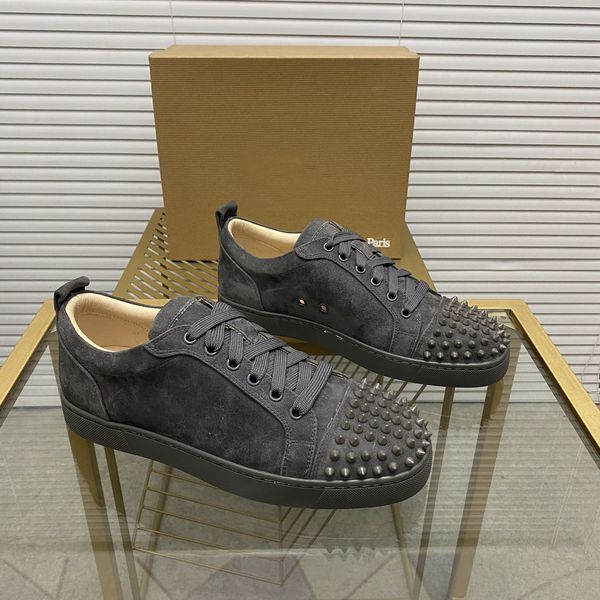 Stilvolle Herrenschuhe mit Nieten, handgefertigt aus echtem Leder, Designer-Rock-Stil, Unisex-Schuhe mit roten Sohlen, Luxusmode, diamantbesetzter Freizeitschuh für Damen 00140