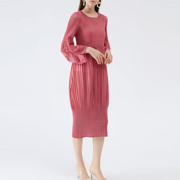 Vestidos casuais Miyake Pleated Puff Sleeve Woman Dress 2022 Primavera e verão Nicho feminino Design de lanterna longa Salia magra longa