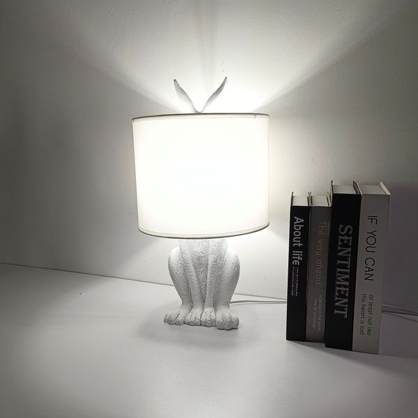 Lampade da tavolo moderne in resina di coniglio mascherato Luci da scrivania industriali retrò per apparecchio di illuminazione per arredamento da studio sul comodino della camera da letto