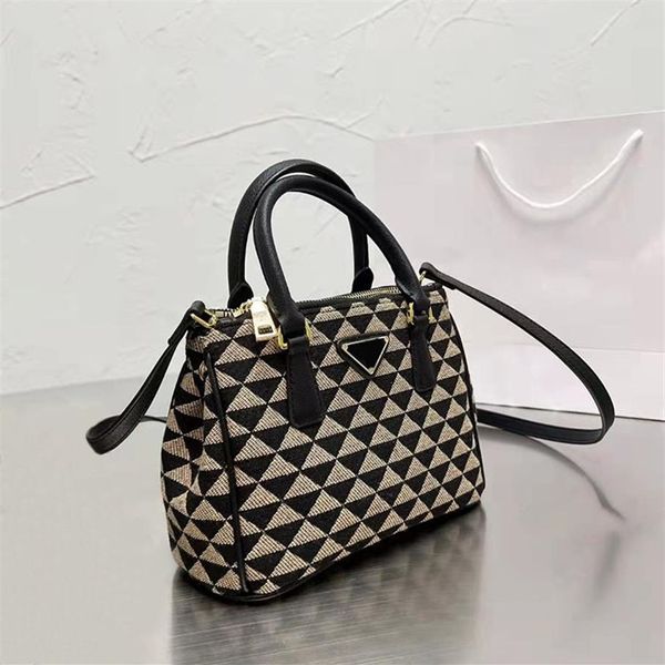 Borsa in tessuto Borse modello triangolare Borsa moda per ragazze Borsa a tracolla firmata con tracolla Con tracolla lunga256d