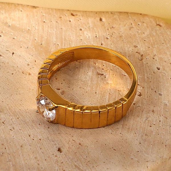 Anelli a grappolo Regalo Acciaio inossidabile placcato oro 18 carati Taglia 6 7 8 9 Anello femminile per donna Gioielli con zircone singolo a strisce sui gioielli al collo