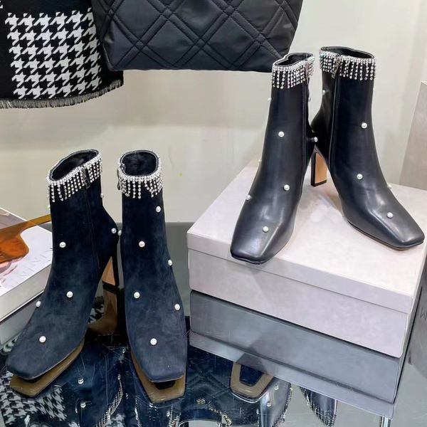 2022 mulheres designer de luxo cabeça quadrada botas de salto alto sexy couro genuíno pérola superior corrente de broca botas stiletto saltos forro de ovelha tornozelo sapatos de bota baixa tamanho 35-40