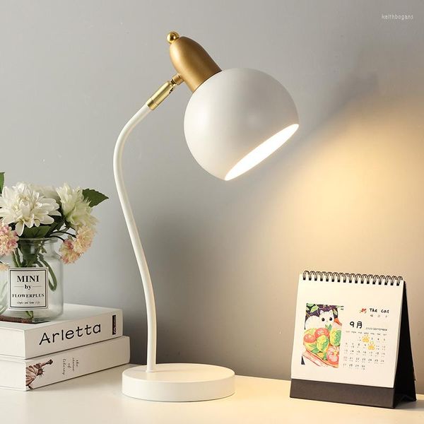 Lampade da tavolo Nordic Iron Art LED Moda Lampada da scrivania semplice Protezione per gli occhi Oscuramento Metallo Soggiorno Camera da letto Ufficio Decorazioni per la casa