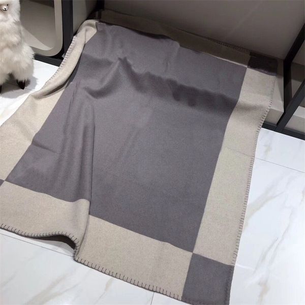 Большие дизайнерские одеяли шарф -клетчатые коврик одеяло с толстым женским мальчиком теплый шарф Большой квадратный плюшевый серый кашемир эластичный диван популярный роскошный одеял