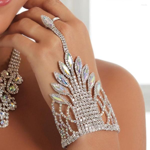 Bangle Glaming Luxury Hollow Rhinestone Harness Bracelet Chain para mulheres embrulhando jóias de casamento de noiva à mão