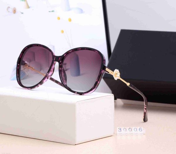 Designer-Quadrat-Sonnenbrille für Damen, Vintage-Stil, zum Fahren, polarisierte Sonnenbrille, modische Metallplanken-Sonnenbrille, mit Box für Mann und Frau