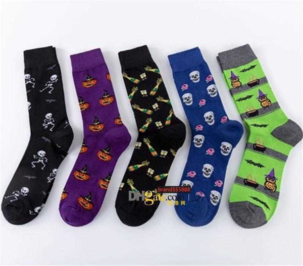 Luxuriöse Halloween-Socken aus der dunklen Serie. Gekämmte Baumwoll-Jacquard-Socken. Hochwertige Herbst-Winter-Socken in der Mitte der Wade