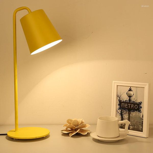 Lampade da tavolo Moderno Minimalista Nero Bianco Giallo Lampada Soggiorno Scrivania Camera da letto Comodino LED Personalità in ferro battuto ZM109