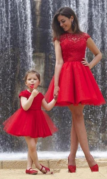 Vestidos de menina 2022 Red Lace Uma linha Mãe curta e filha Vestido Jóia tampada Mangas formais Prom