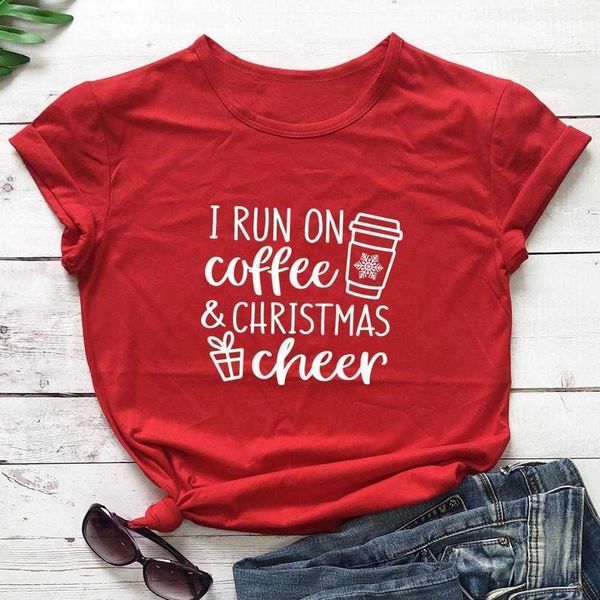 Kahve ve Noel tezahüratında koşuyorum kadınlar moda sokak hipster tişört kızı