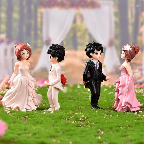 Estatuetas decorativas 2pcs/conjunto ornamentos em miniatura menina menina propõe casamento amantes doces casal resina artesanato vestido de noiva bonecas de casas decoração