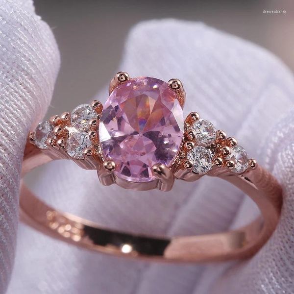 Eheringe Romantische rosa kubische Steinprinzessin mit Roségoldfarbe Verlobungszubehör Winzig zart für Frauen