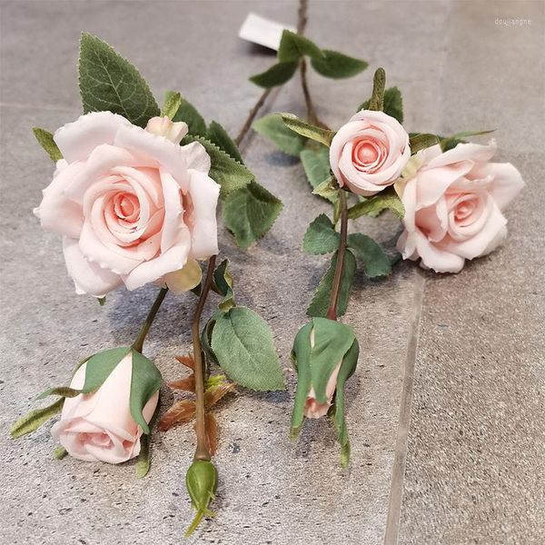 Fiori decorativi Delicati 5 teste Ramo di rosa artificiale in seta Decorazione domestica per matrimoni Foglia di piante finte Composizione natalizia Sfondo da parete