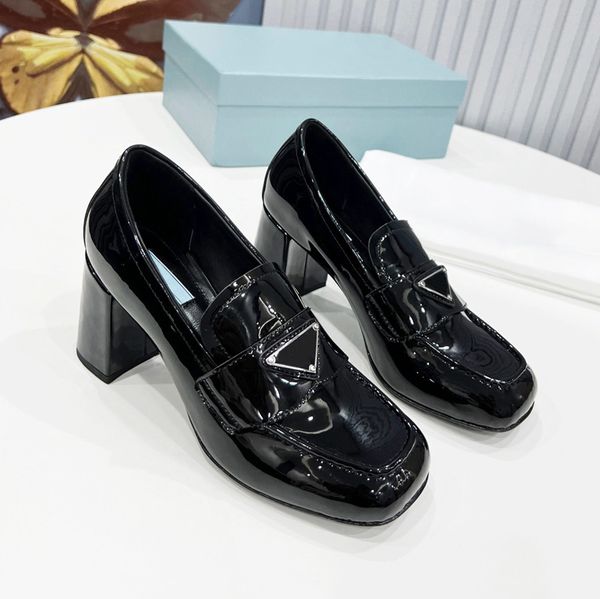 Schwarze Schuhe mit hohen Absätzen aus gebürstetem Leder, klassischer Preppy-Penny-Loafer für Damen, Mokassins mit klobiger Monobloc-Sohle aus Gummi und Lederriemen