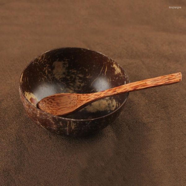 Tigelas vendem tigela de coco natural artesanal de casca de mesa de mesa de madeira sobremesa salada de frutas mistura de arroz ramen