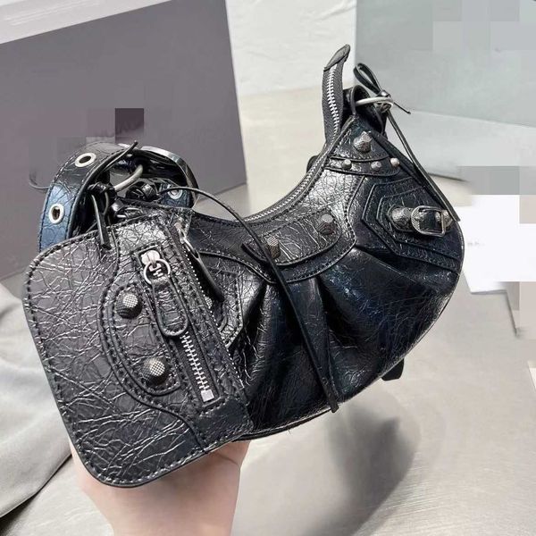 Leder Mode Lecagole Balenicass Bikertasche 22 Neuer Stil Rindsleder Motorrad Achselhöhle Niete Quaste drei in einem Monat Zähne plissierte Schulter Cross Body Damen