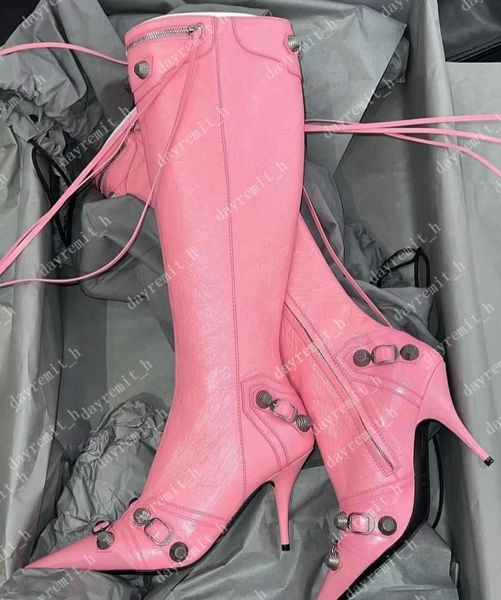 Designer-Stiefel von Cagole, kniehohe Stiefel aus Lammleder, Nietenschnalle, verzierte Schuhe mit seitlichem Reißverschluss, spitzer Zehenbereich, Stiletto-Absatz, hohe Stiefeletten