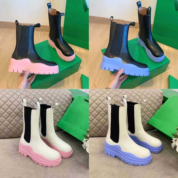 Botas femininas mais vendidas Chaelsea Bota de couro Martin Tornozelo antiderrapante Sola de borracha colorida ondulada Sapato de grife com correia elástica