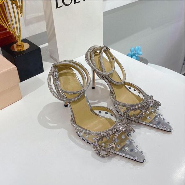 PVC Pompalar Ayakkabı Sandalet Elbise Ayakkabı Fabrikası Ayakkabı Çift Yay Rhinestone Kristal Makara Topuklu Kadın Lüks Tasarımcıları Akşam Ayak Bileği Sandal