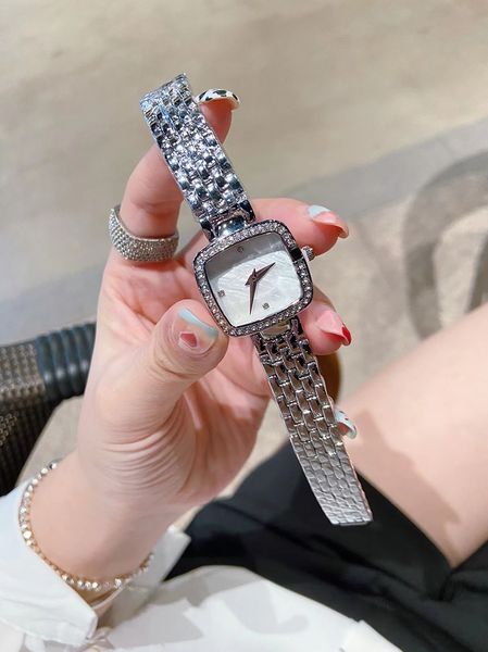 Nuovo orologio di lusso da donna Movimento al quarzo Cassa in acciaio pregiato Cinturino a conchiglia Quadrante 30 mm