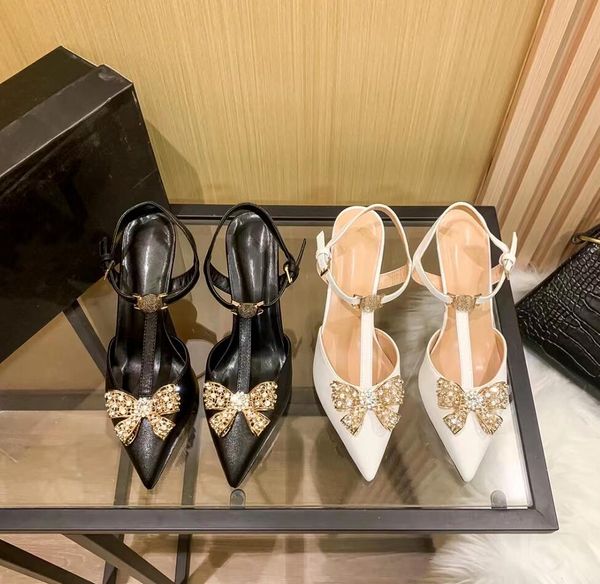 Дизайнеры с низким каблуком сандалии мода Crystal Bowknot Женщины летняя сандаловая роскошная роскошная головка котенка на каблуках обувь сексуальная пряжка кожаная дизайнерская обувь