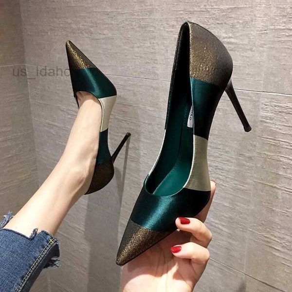 Sandálias 2022 Moda de primavera Sexy saltos altos mulheres bombas apontadas para o dedo dedo sapatos de trabalho, estilo francês Fe feminino Black Green L221107