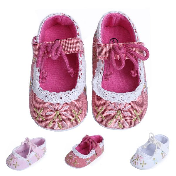 Baby Girl First Walkers Sapatos recém -nascidos sapatos casuais de fundo macio bordado Flor respirável Sapatos de criança Sapas da primavera e verão Crianças chinelas