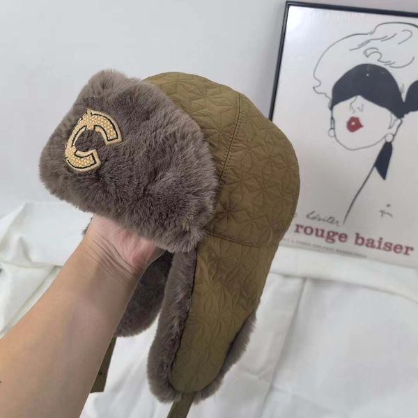 Luxurys Designers Beanie Trapper Cappelli Peluche Cappello invernale moda addensata Cappellini per la protezione dell'orecchio Caldo per il tempo libero Cappello con pon pon stile caldo antivento