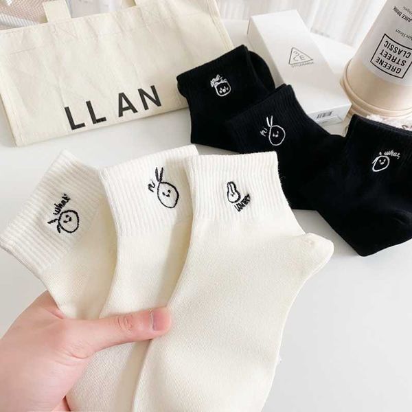 Socken Strumpfwaren Frauen 2022 Neue Trend Weiß Schwarz Baumwolle Atmungsaktiv Knöchel Einfache Mode Lässig Sport Kurze Stickerei Lustige T221102