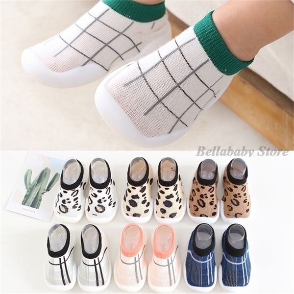 First Walkers Leopard Baby Shoes White Fashion Unisex Spring Floor Calzini morbidi antiscivolo Infant Plaid Cartoon Casual 221107