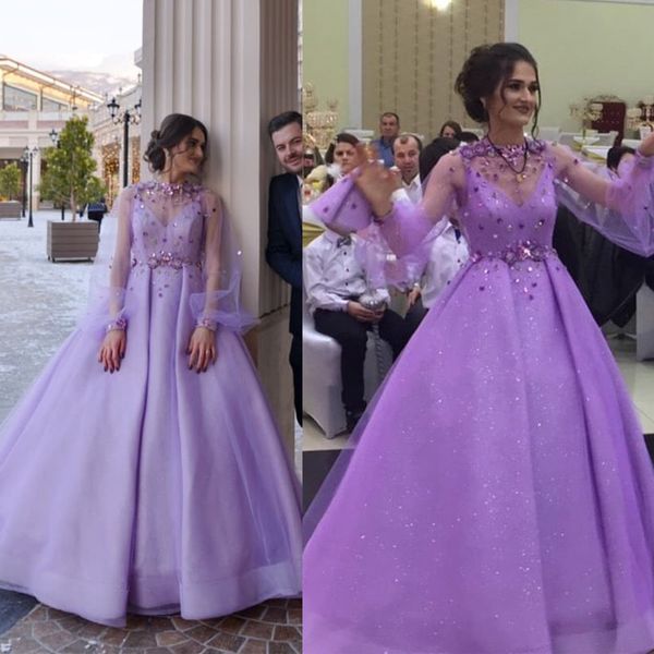 Brillantes lila Ballkleid, bauschiges, langärmliges Partykleid mit 3D-Blume, gerüschtes Ballkleid-Abendkleid für das arabische Dubai