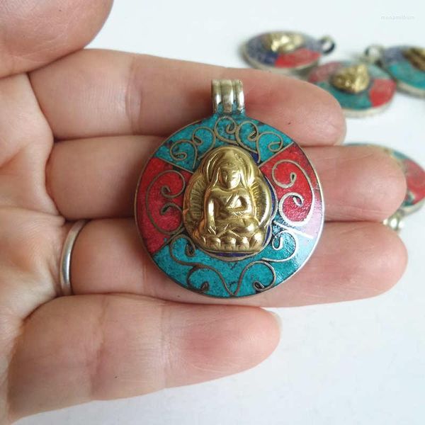 Collane con ciondolo TBP392 Buddha tibetano Amuleti d'oro Nepal Gioielli vintage Pendenti in pietra colorata intarsiati in rame