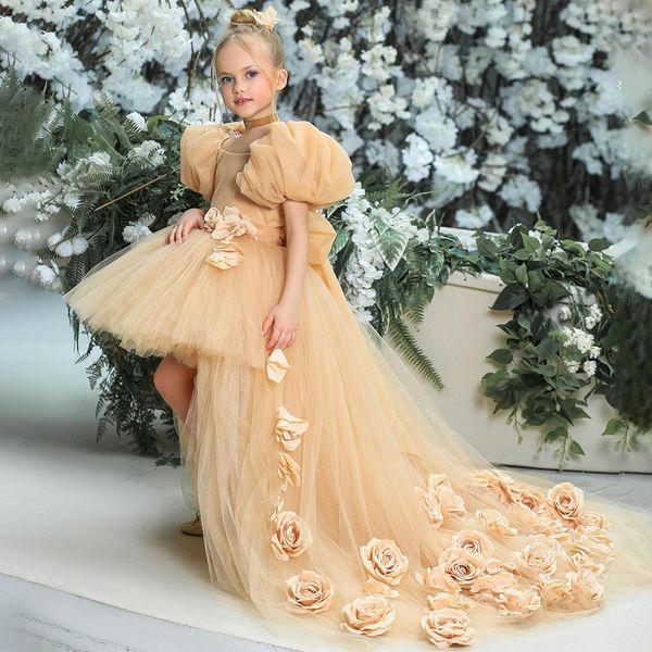 Hübsche goldene Blumenmädchenkleider mit U-Ausschnitt, Flügelärmeln, Tüll, handgemachte Blumen, Schleife, High-Low-Hochzeitskleider für kleine Kindergeburtstage