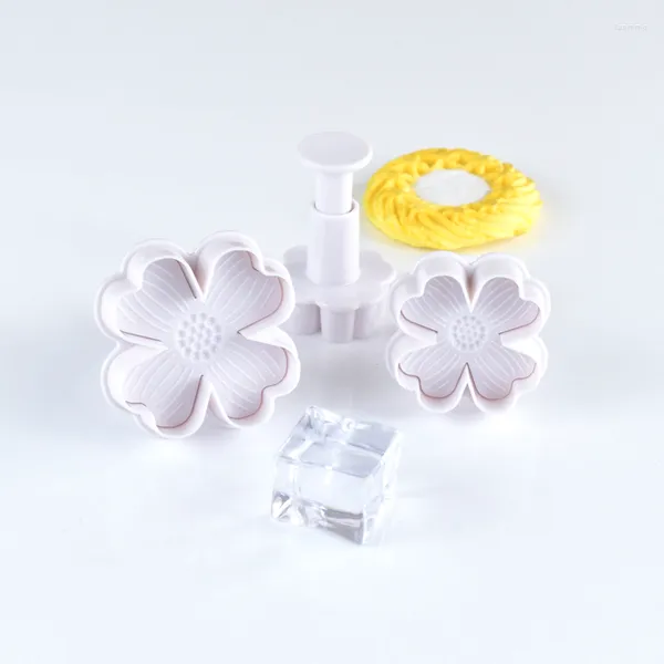 Moldes de cozimento 3pcs/conjunto Crente de carimbo de biscoito de flor Quatrefoil Biscoito Foldadores de fontes de fontes de bolo Decoração de pastelaria de molde de açúcar