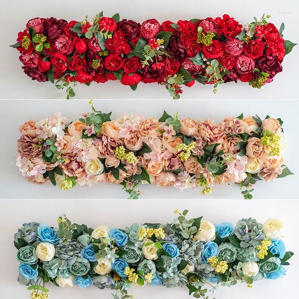 Fiori decorativi Decorazione di disposizione di file di fiori artificiali di lusso per la festa nuziale Arco sullo sfondo Strada citata Rosa Peonia Ortensia Mix